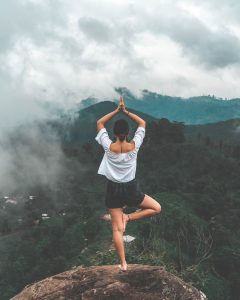 Position yoga face à la nature.